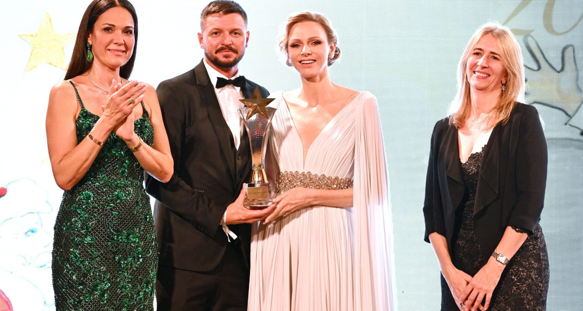 Prinses Charlène straalt van oor tot oor tijdens Bal de Noël