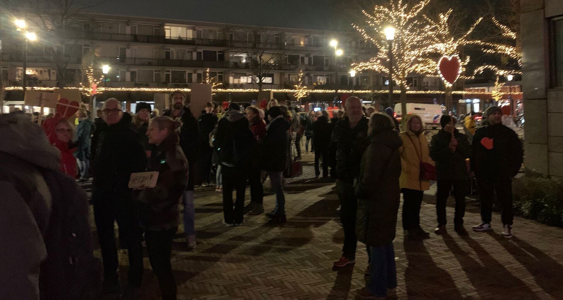 Voorstanders en tegenstanders van AZC demonstreren bij gemeentehuis - DiemerNieuws