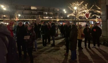 Voorstanders en tegenstanders van AZC demonstreren bij gemeentehuis - DiemerNieuws