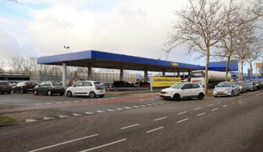 Drukte bij pomp op laatste dagen met 'goedkopere' brandstof: 'Het is niet leuk meer' - Omroep West