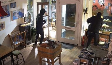 Binnen twee minuten halen twee dieven de hele etalage van een edelsmid in Appingedam leeg