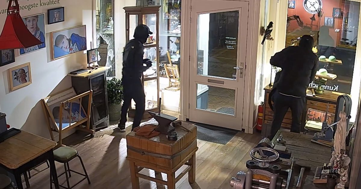 Binnen twee minuten halen twee dieven de hele etalage van een edelsmid in Appingedam leeg