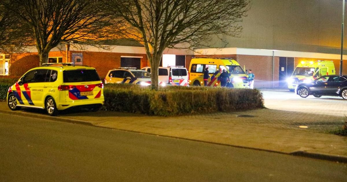 Jongen (17) gereanimeerd in sporthal, in kritieke toestand naar ziekenhuis - Omroep Gelderland