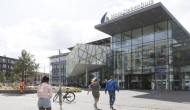 Vechtpartijen in ziekenhuis, ramen vernield en personeel uitgescholden: 'Patiënten toegang weigeren' - Omroep West