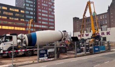 File van betonwagens voor bouw gloednieuw Hotel Chicago, pal naast Hotel New York