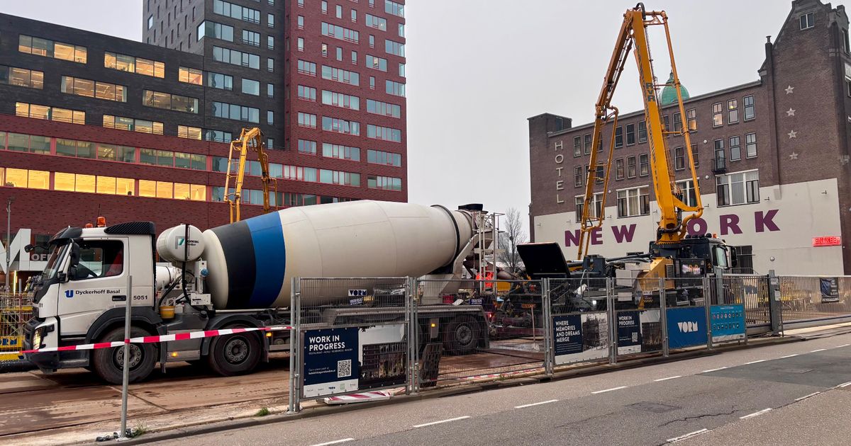 File van betonwagens voor bouw gloednieuw Hotel Chicago, pal naast Hotel New York