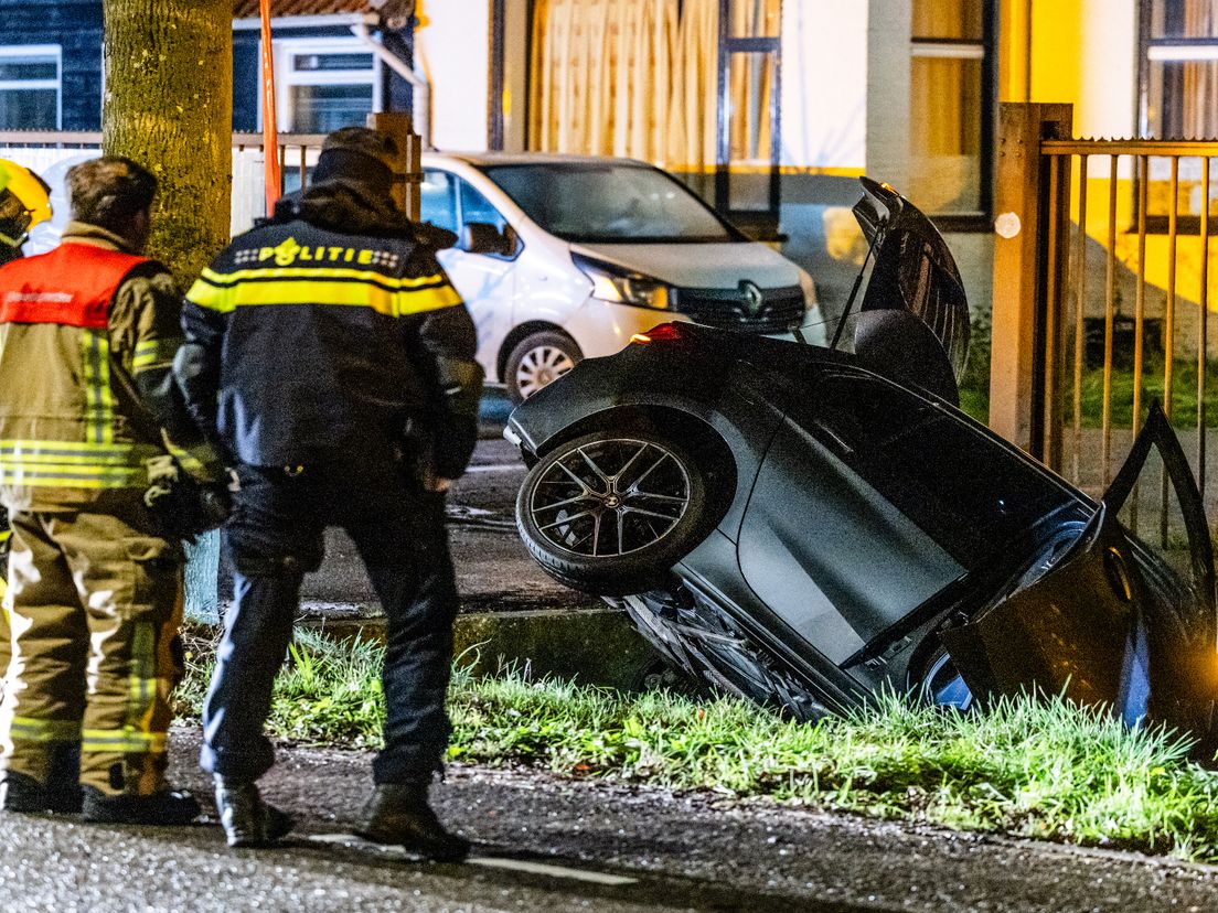Auto raakt van weg en belandt in sloot.