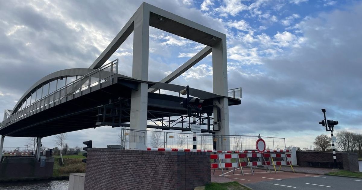 Dorkwerderbrug langer dicht, dorpsvereniging start petitie voor tijdelijk pontje