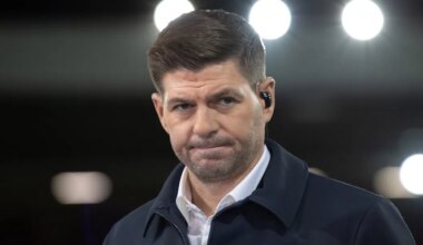 Gerrard steunt Slot in moeilijke tijd bij Liverpool