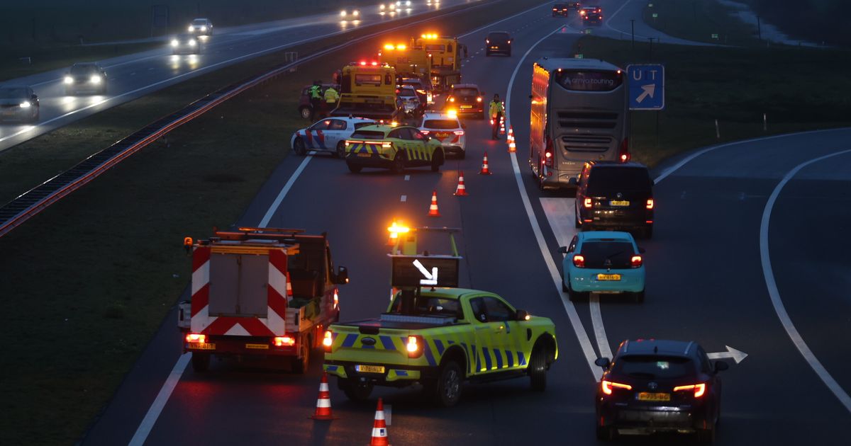 Kettingbotsing met zeven auto's op A7 bij Beetsterzwaag, lange file - Omrop Fryslân