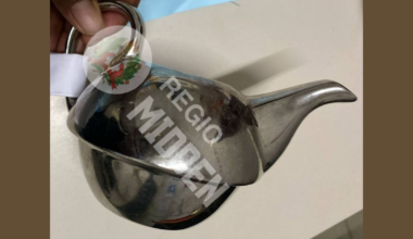 Vader wurgt dochter, zus slaat met ijzeren kan