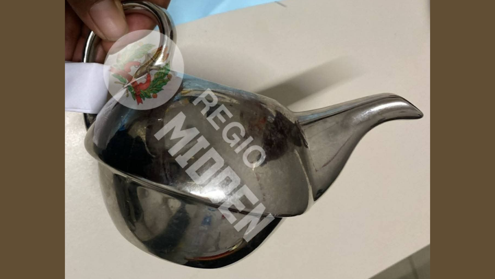 Vader wurgt dochter, zus slaat met ijzeren kan