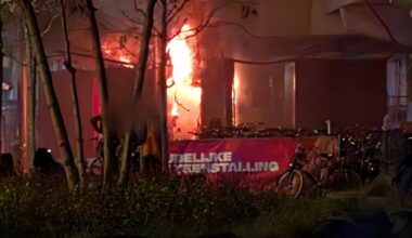 Vlammen slaan uit frietkraam, metrostation tijdelijk ontruimd - Rijnmond