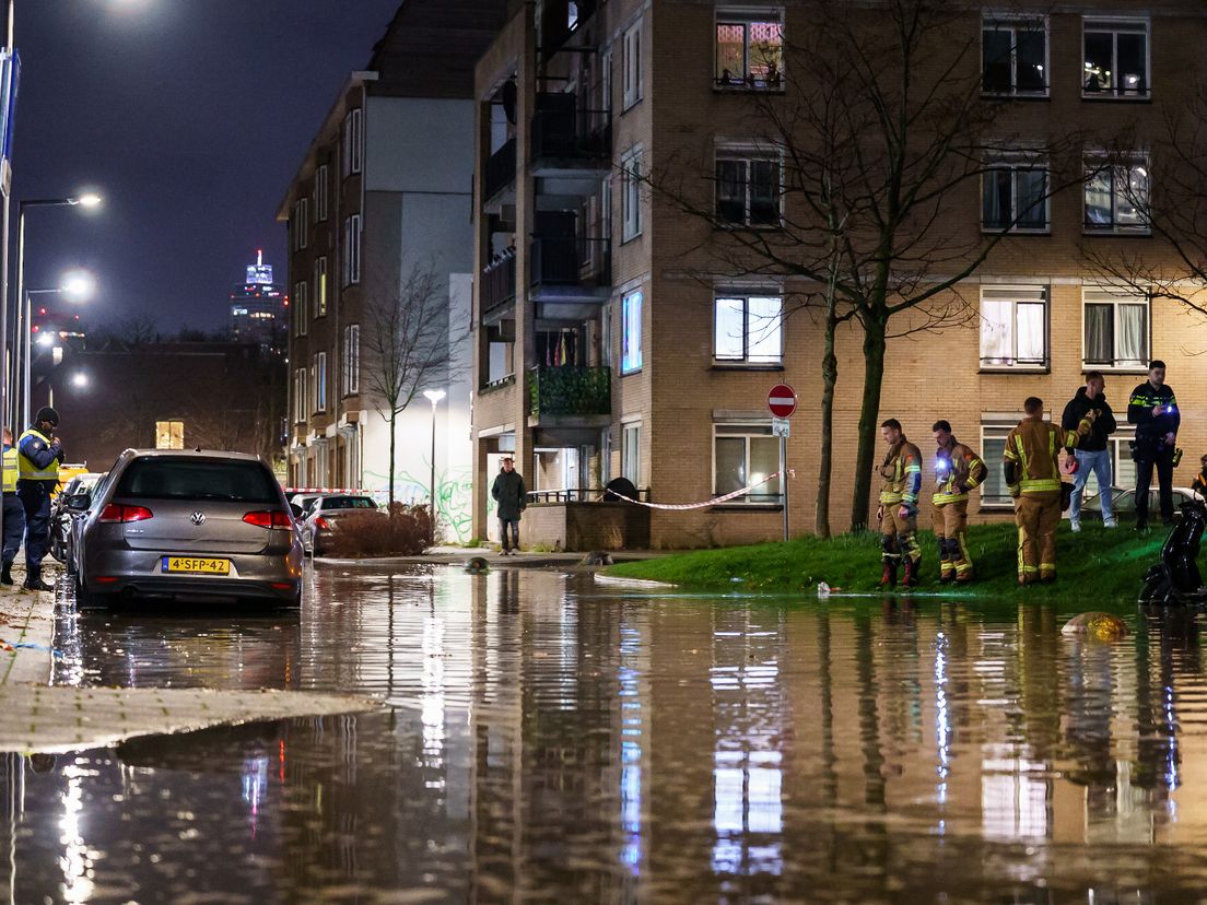 Meerdere straten staan blank door de leidingbreuk.