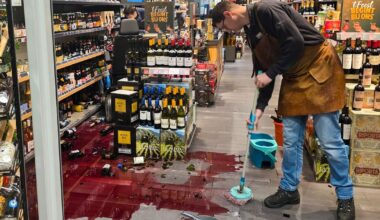 Scootmobiel richt ravage aan in drankwinkel | Drie personen gewond nadat auto van de weg raakt