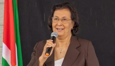 President Simons wil eind 2026 verbetering in inkomsten zien