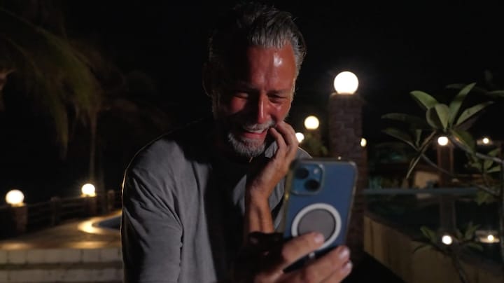 Kevin Hassing barst in tranen uit bij eerste FaceTime na Robinson-exit - RTL.nl