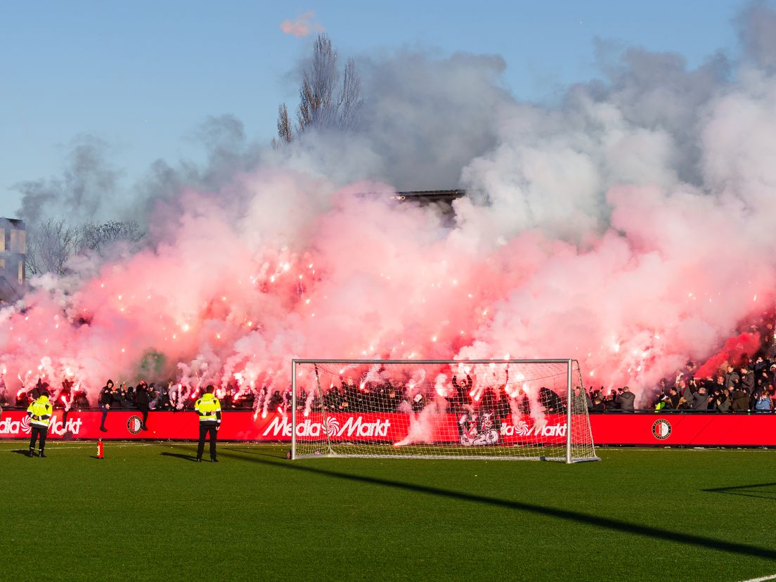 De ploeg van trainer Robin van Persie kreeg deze zaterdag, traditiegetrouw, een steuntje in de rug van honderden supporters.
