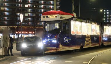 Versierde kersttram knalt op auto - Omroep West