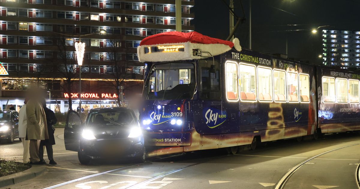 Versierde kersttram knalt op auto - Omroep West
