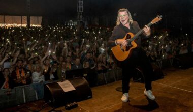 Eerbetoon aan René Karst: twee liedjes in Top 2000, ook stijgingen te zien in Drentse 1000