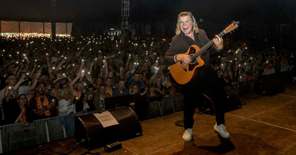 Eerbetoon aan René Karst: twee liedjes in Top 2000, ook stijgingen te zien in Drentse 1000