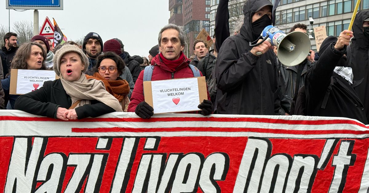 Azc-protest van NVU in Utrecht overstemd door tegendemonstratie: ‘Ik ben blij dat het zo'n klein clubje is’ - RTV Utrecht