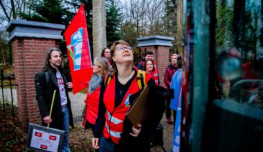Met de dubbeldekker naar de staking in Amsterdam: 'Hoe meer mensen komen, hoe beter er wordt geluisterd'