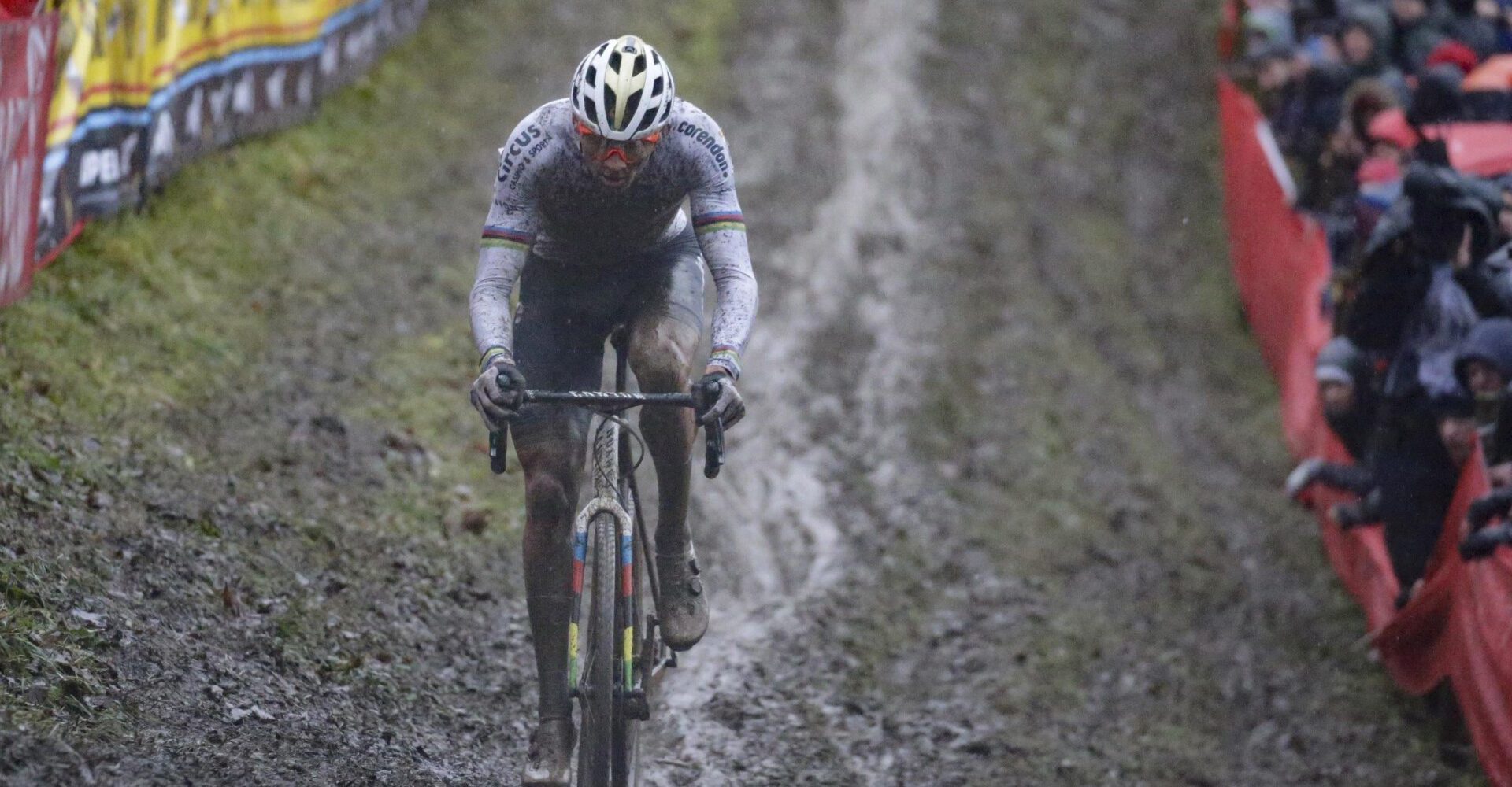 Mathieu van der Poel Rentree bij Citadelcross Namen op NOS & NPO 1 Extra