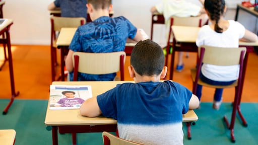 kind moet op school beter leren spreken en luisteren, niveau te laag