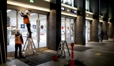 Ingegooide ruiten en gesloopte liften: vandalisme op stations kost miljoenen
