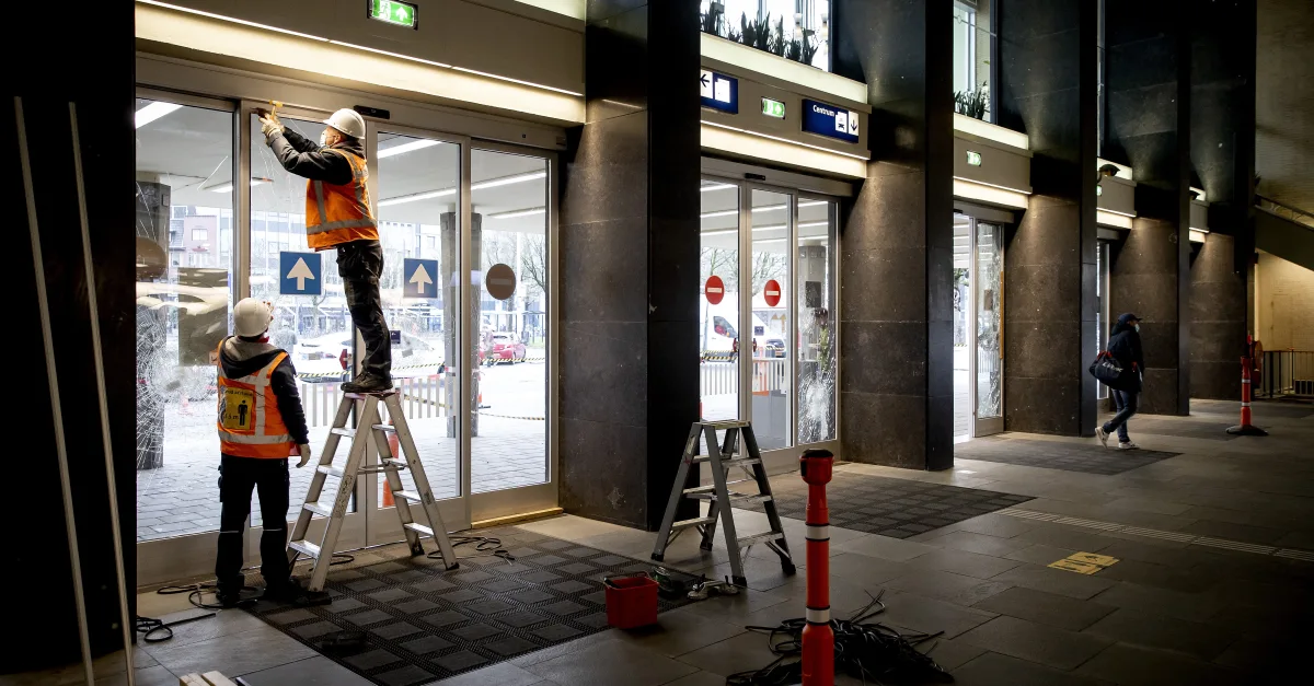 Ingegooide ruiten en gesloopte liften: vandalisme op stations kost miljoenen