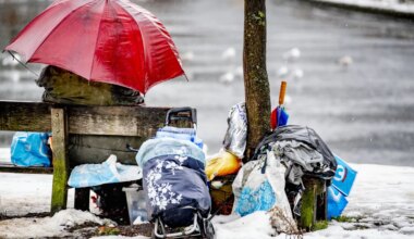 Gemeenten waarschuwen dakloze moeders: 'Als we je op straat zien, nemen we je kind mee'