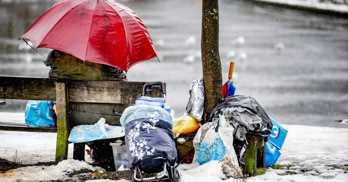 Gemeenten waarschuwen dakloze moeders: 'Als we je op straat zien, nemen we je kind mee'