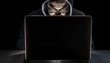 De politie Oost-Nederland probeert zo’n driehonderd Nederlanders te bereiken die mogelijk slachtoffer zijn geworden van beleggings- of vacaturefraude.