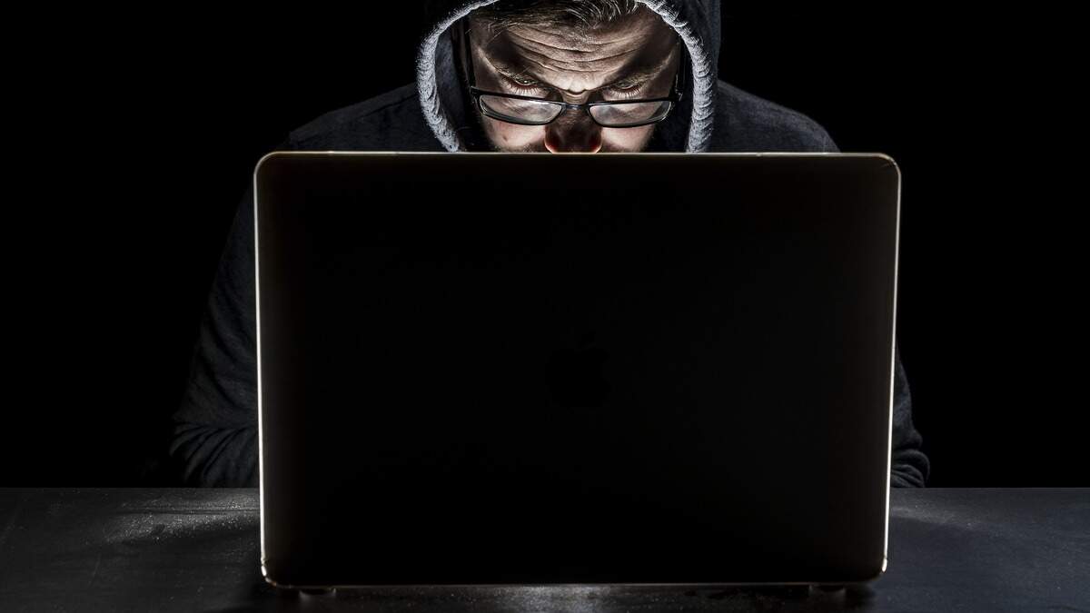 De politie Oost-Nederland probeert zo’n driehonderd Nederlanders te bereiken die mogelijk slachtoffer zijn geworden van beleggings- of vacaturefraude.