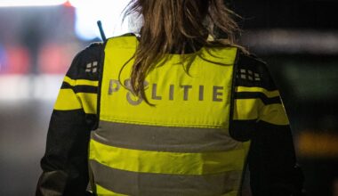 Politie houdt jongen (15) met groot kapmes aan op station Tilburg