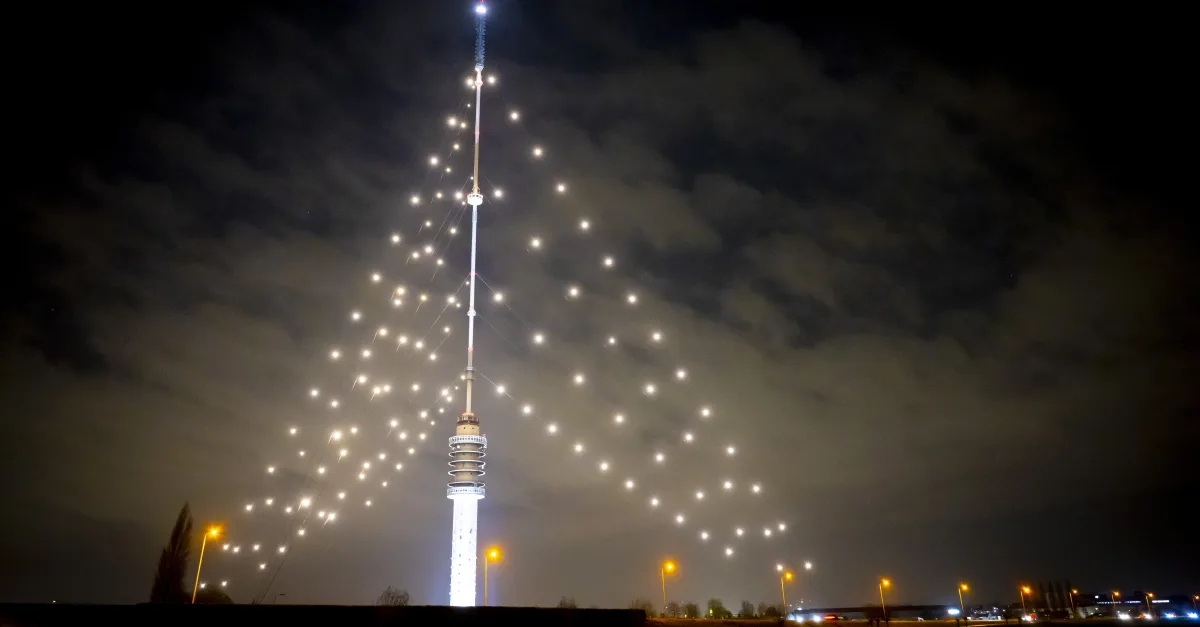 Lampjes grootste kerstboom van Nederland in IJsselstein weer aan