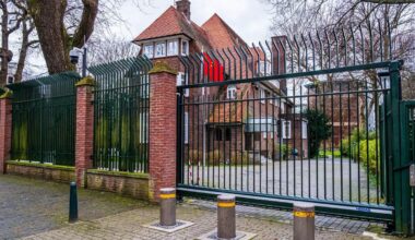 De Chinese ambassade in Den Haag reageerde maandagmiddag niet op een vragenverzoek van de Volkskrant.