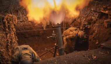 Oekraïense militairen schieten op Russische posities bij Bachmoet.