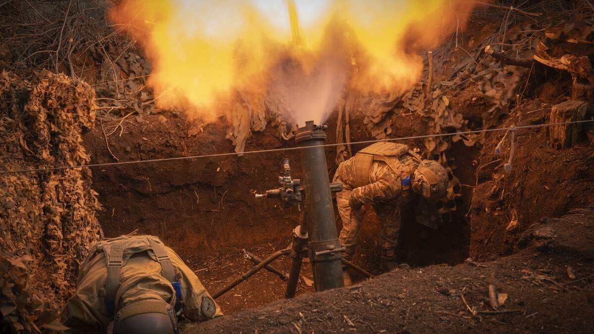 Oekraïense militairen schieten op Russische posities bij Bachmoet.