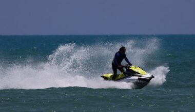 Man (21) valt van jetski, zwemt acht uur in Caribische Zee om kust van Aruba te bereiken