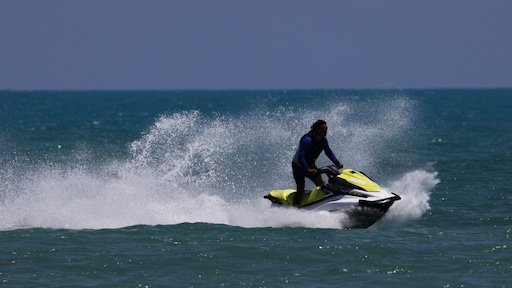 Man (21) valt van jetski, zwemt acht uur in Caribische Zee om kust van Aruba te bereiken