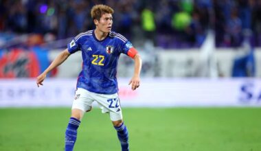 Takehiro Tomiyasu ln het shirt van et nationale elftal van Japan.