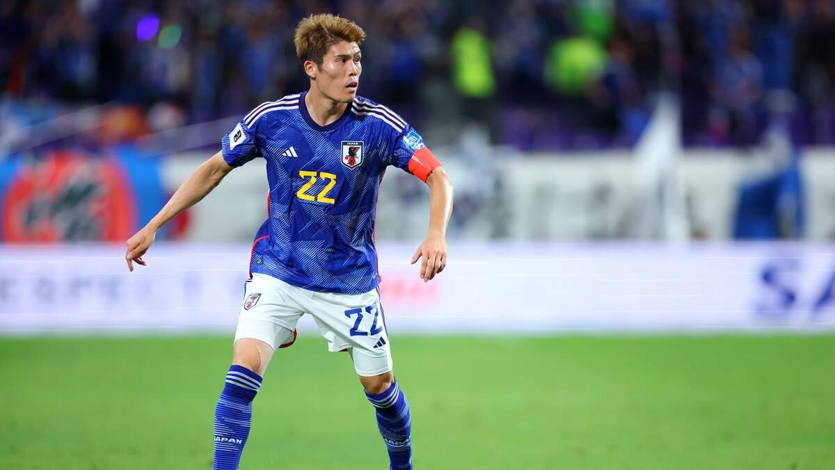 Takehiro Tomiyasu ln het shirt van et nationale elftal van Japan.