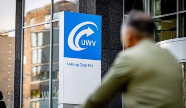 Het lukt UWV al langere tijd niet om mensen die mogelijk arbeidsongeschikt zijn binnen de gestelde termijn duidelijkheid te geven. 