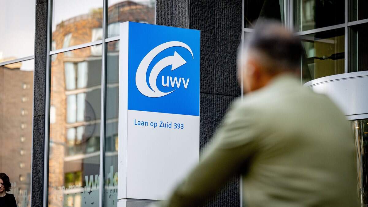 Het lukt UWV al langere tijd niet om mensen die mogelijk arbeidsongeschikt zijn binnen de gestelde termijn duidelijkheid te geven. 