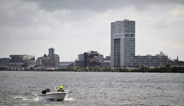Een brug over het westelijke IJ in Amsterdam kan niet wachten, vindt een lobbygroep.