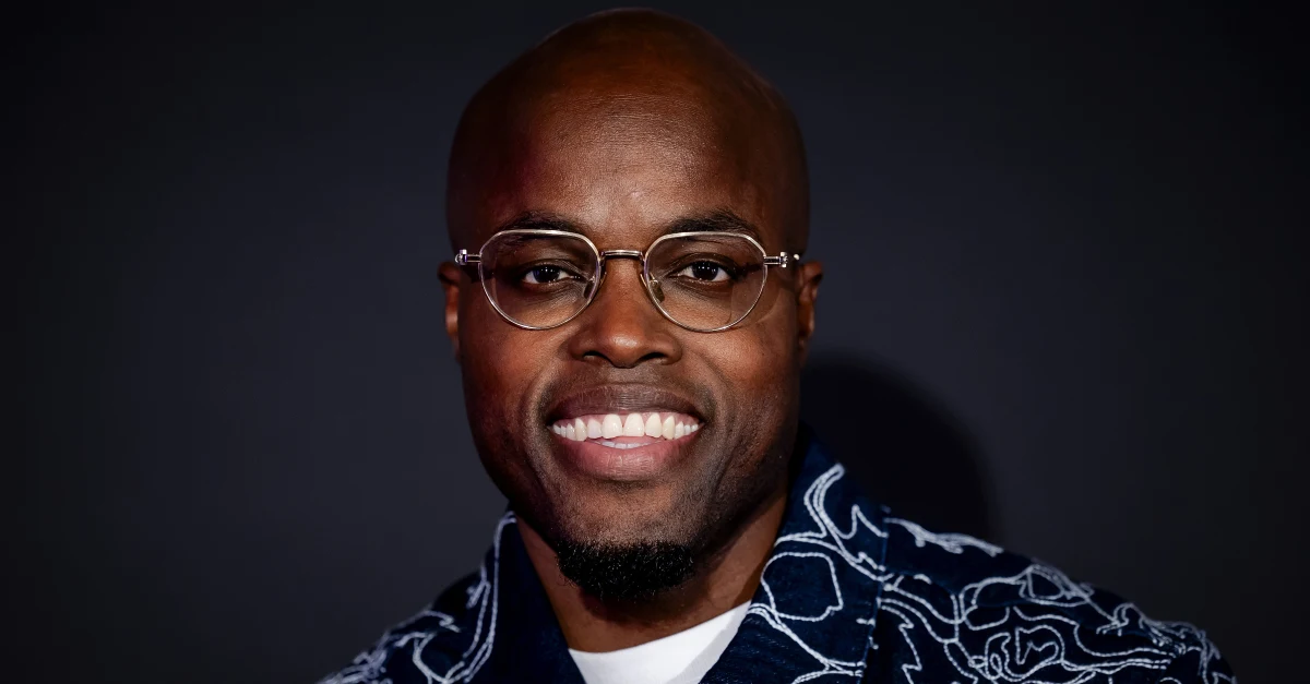 Jandino blikt emotioneel terug op 'eerste keer huilen' om verlies van een man