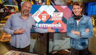 Jan-Willem Roodbeen (rechts) en Jeroen Kijk in de Vegte (links) gaven het startschot voor de 25e editie van de Top 2000.